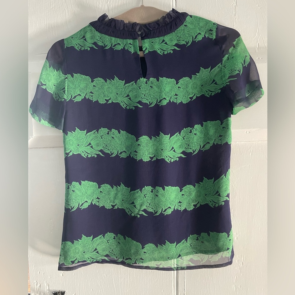 JCrew Floral Top. Size 00. In great condition and perfect for summer!